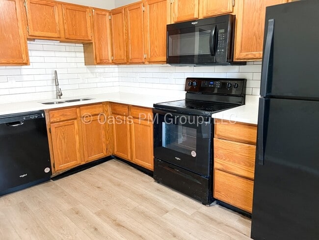 Building Photo - 1449 Valley Dr