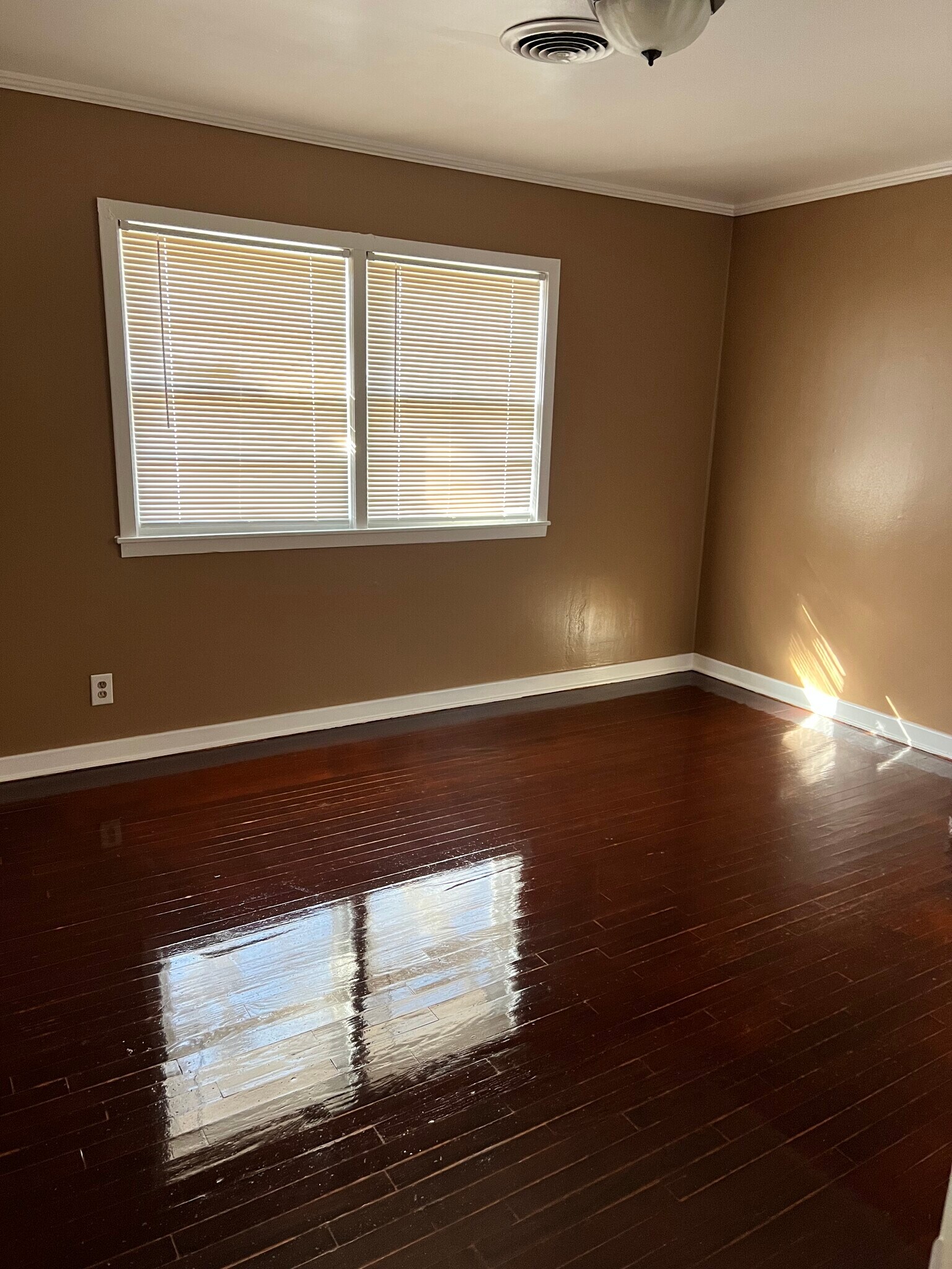 McCrary Bed (1) - 508 N McCrary Rd