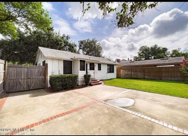Building Photo - 1802 Kingswood Rd