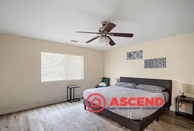 Building Photo - Lovely 4 Bedroom Home in Campus Park Area!