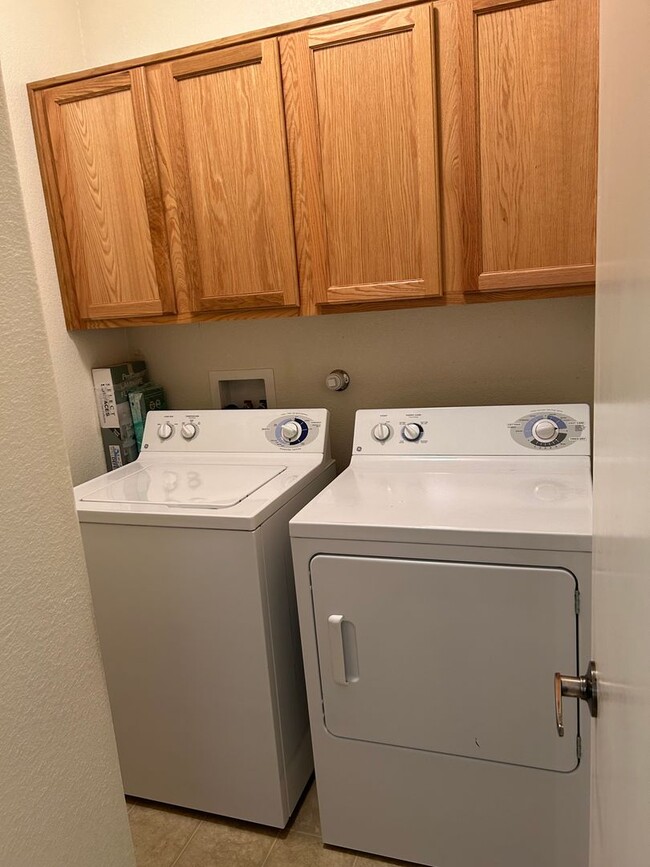 Building Photo - Charming Condo | 2 Bed / 2 Bath | Garage |...