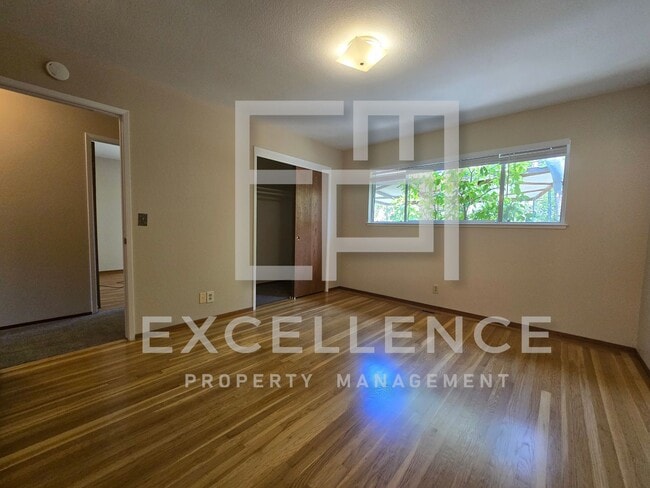 Building Photo - 3/2 House with New Carpet, Real Hardwood F...