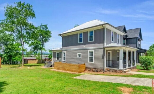 Building Photo - Gorgeous 3/2 Located 1 Block From Downtown Greenville!