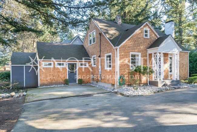 Building Photo - Newly Remodeled Lake Oswego Cottage With Lake Access.