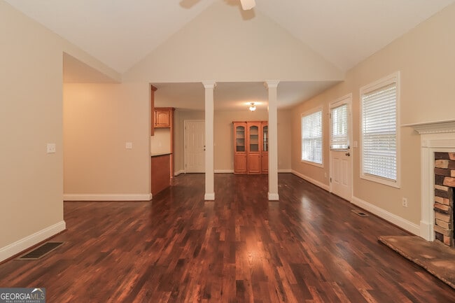 Building Photo - 13 Windrush Dr