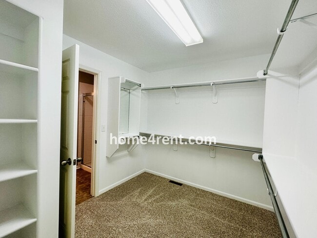 Building Photo - 8719 Dunraven St