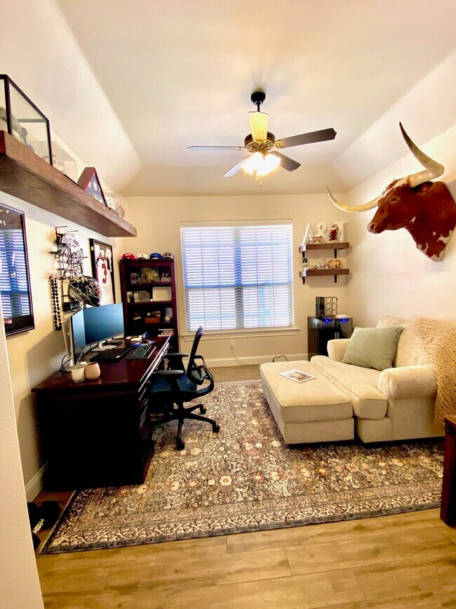 Building Photo - 1215 Desert Rose Dr