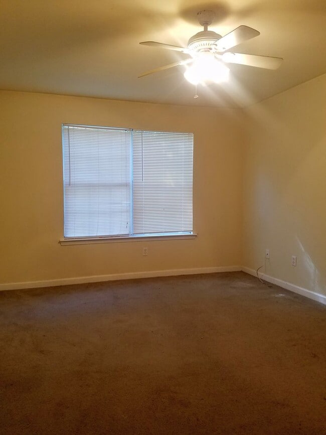 Building Photo - 3/2 Townhouse off Blairstone Road, Right By Governors Square Mall!