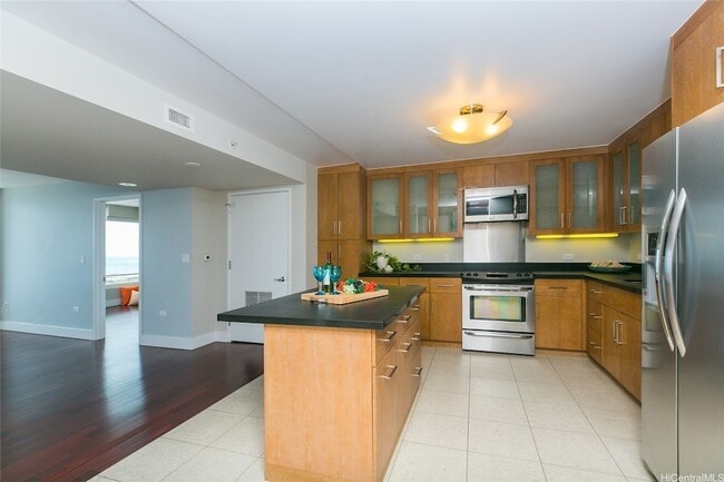 Building Photo - 1009 Kapiolani Blvd