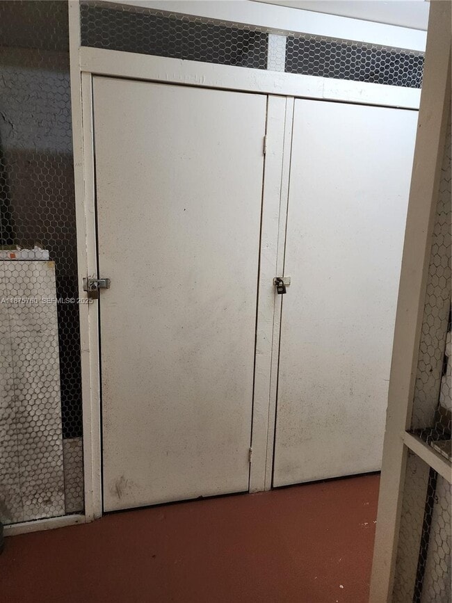 Building Photo - 681 S Hollybrook Dr