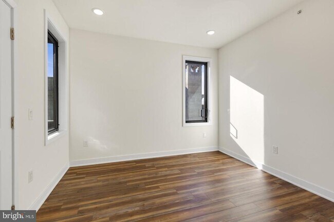 Building Photo - 2411 Kensington Ave