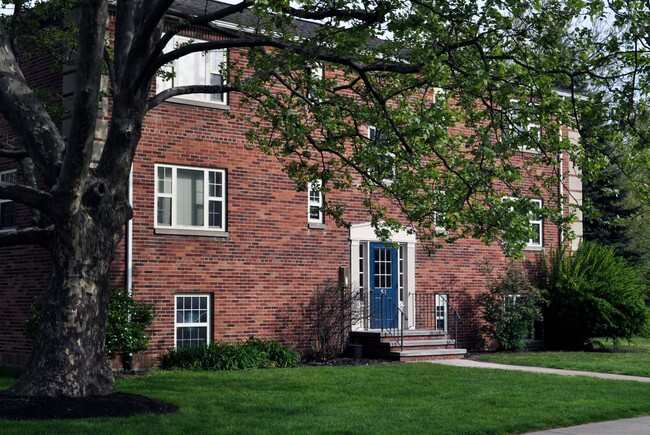 Elmwood Manor - Elmwood Manor Apartments and Townhouses