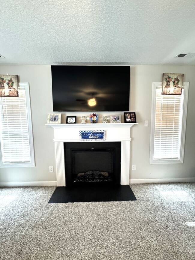 Building Photo - Beautiful Home! Convenient to Camp Lejeune!