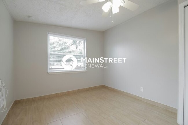 Building Photo - 4 Bedroom Pet-Friendly Home in Orlando, FL with Main Street Renewal