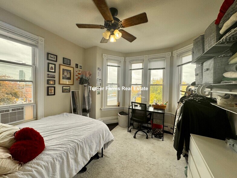 Building Photo - 717 Parker St