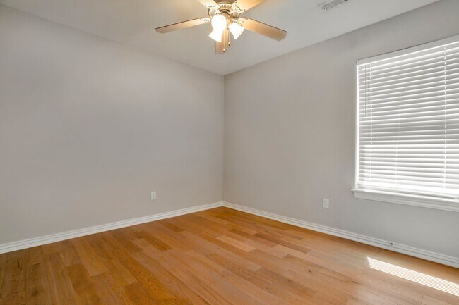 Building Photo - 3 Bed 2 Bath Home near Stonebridge Meadows Country Club