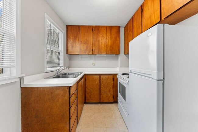 Building Photo - Rare 2 bedroom 1 bath HOUSE by Columbia River Marina!