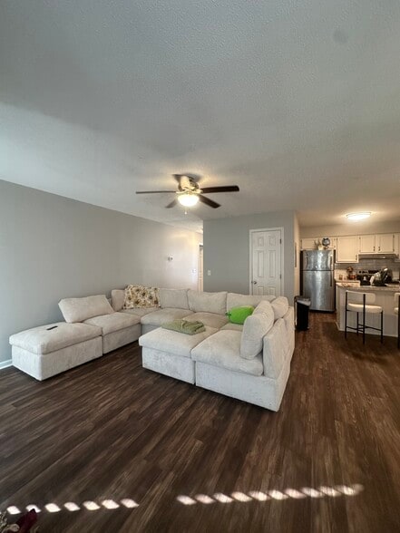 Living Room - 122 W Victoria Ct