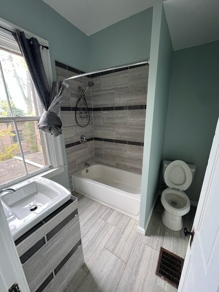 Building Photo - 832 Oak Street