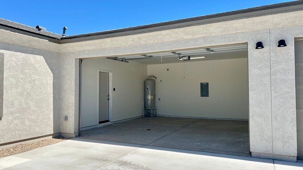 Building Photo - 1528 E Grovers Ave