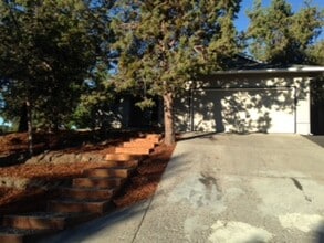 Building Photo - Single level home close to Mt View High School