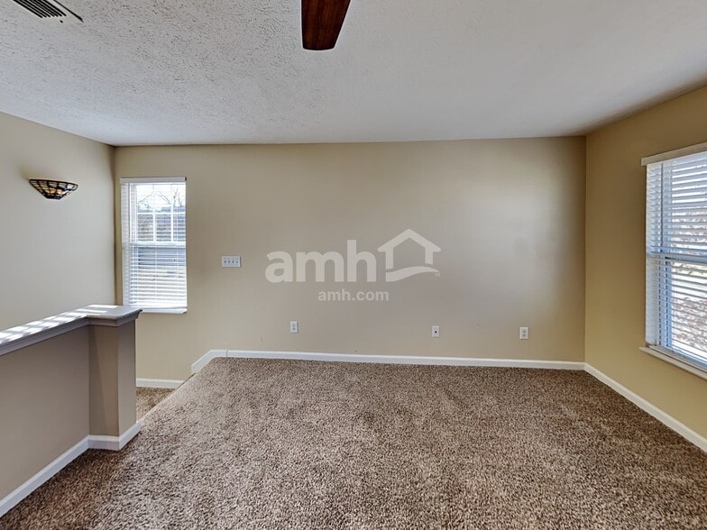 Building Photo - 4529 Hawthorn Dr