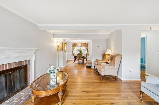 Building Photo - Beautifully maintained townhome on a quiet cul-de-sac in Springfield!