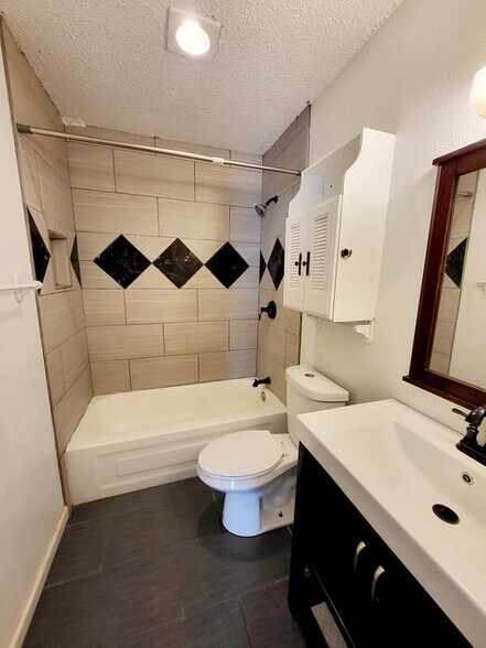 Building Photo - 4016 Eastridge Dr