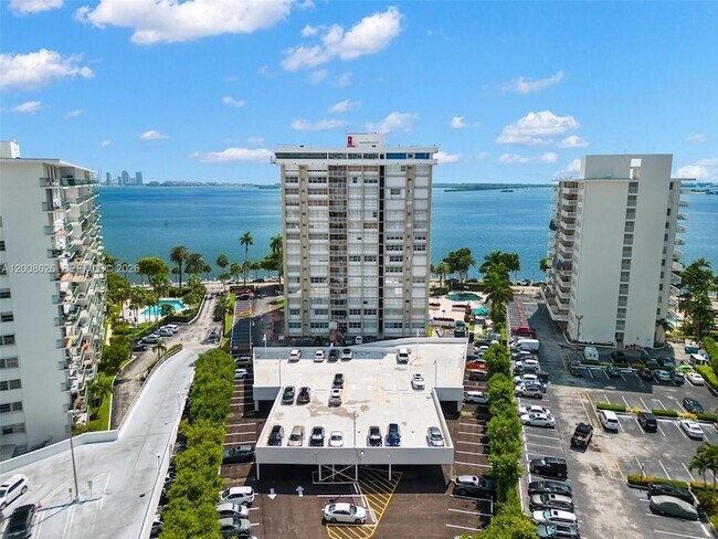 Building Photo - 1420 Brickell Bay Dr