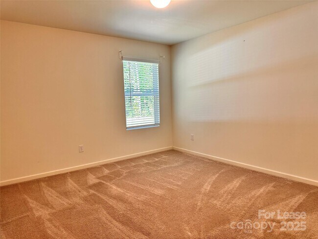 Building Photo - 5125 Saddleback Dr