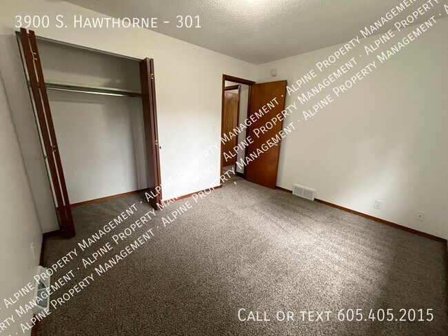 Building Photo - 3900 S. Hawthorne-301