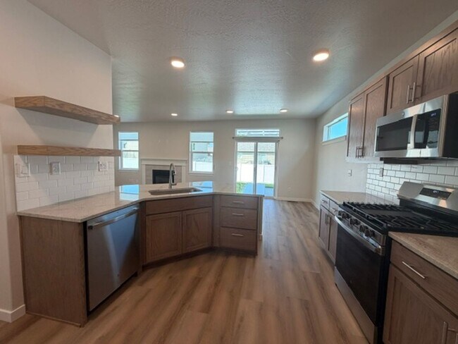 Building Photo - 421 Needlegrass Ln