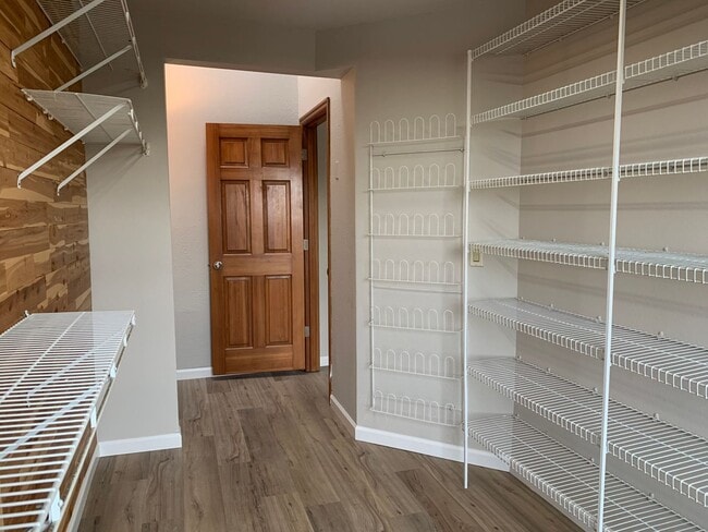 Building Photo - O1100-1106