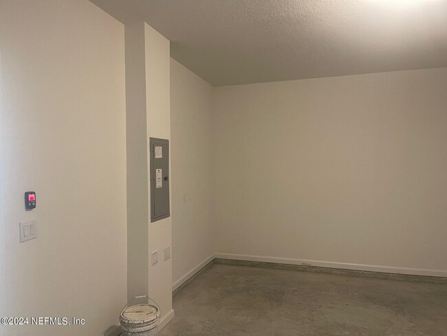 Building Photo - 21 Mellowood Ln