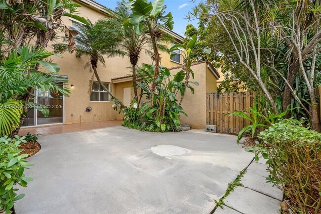 Building Photo - 627 E Mowry Ct