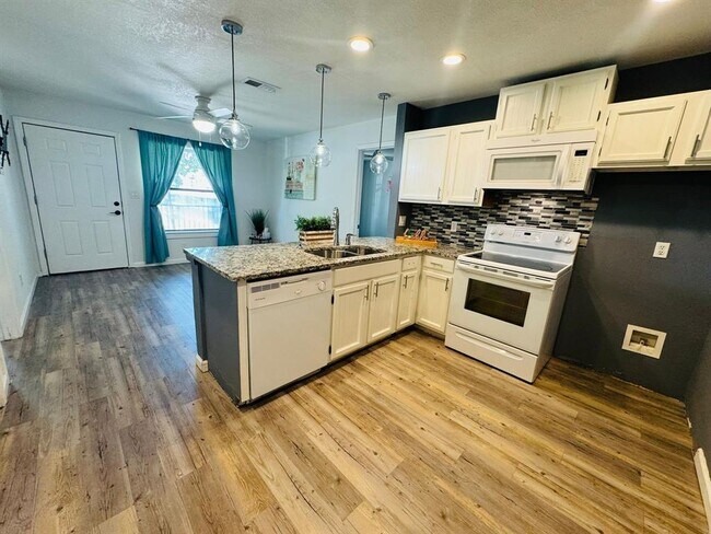 Primary Photo - 1624 Aquarena Springs Dr