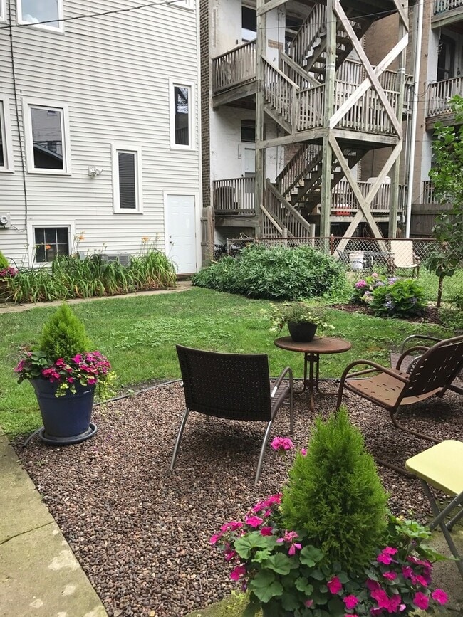 Building Photo - 1529 N Claremont Ave