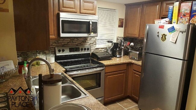 Building Photo - Spacious 2 Bedroom Condo with Parking in G...