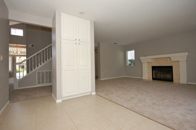 Building Photo - Lovely 3BR/2.5BA Home with Gorgeous Featur...