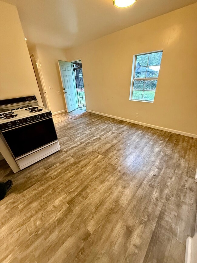 Building Photo - 10886 Pine Hill Dr