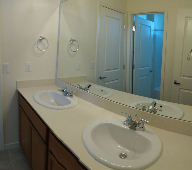 Building Photo - 3 bed 2 1/2 bath townhome in gated communi...