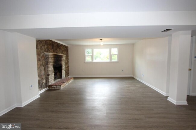 Building Photo - 7803 Woodbourne Ave
