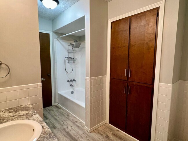 Building Photo - 3 Bed, 2 Bath in south central Springfield