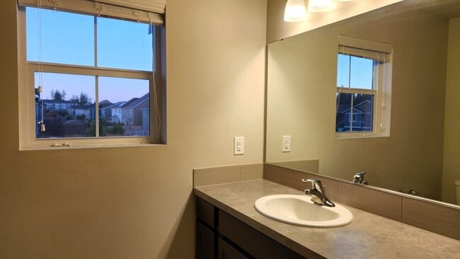 Building Photo - Luxury living in Lacey!