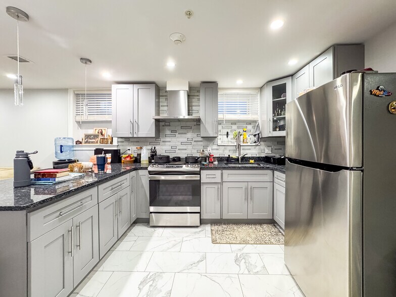 Building Photo - 62 Hecla St