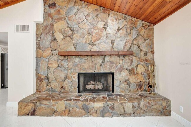 Building Photo - 2527 Lakes Dr