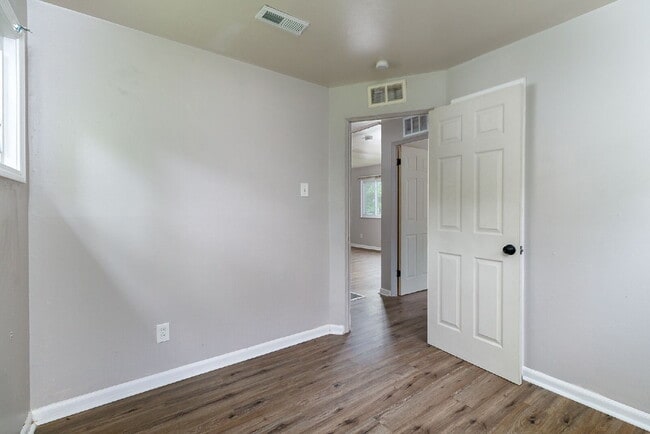 Building Photo - "Charming 3-Bedroom Gem with Cozy Living Space in Saint Louis!"