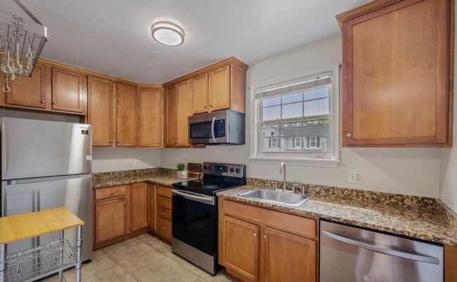 Building Photo - Spacious 1 + 1 Condo in quiet walk up Bldg.