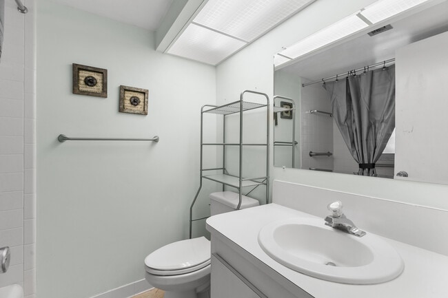 Building Photo - 4775 Cove Cir