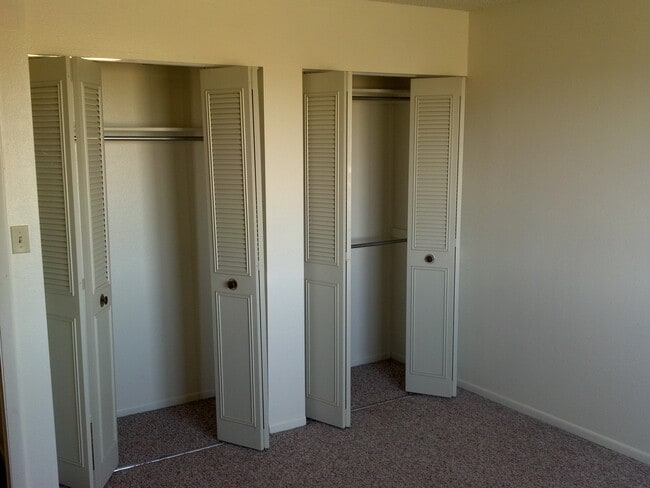 Building Photo - Widefield side entry bi-level home.